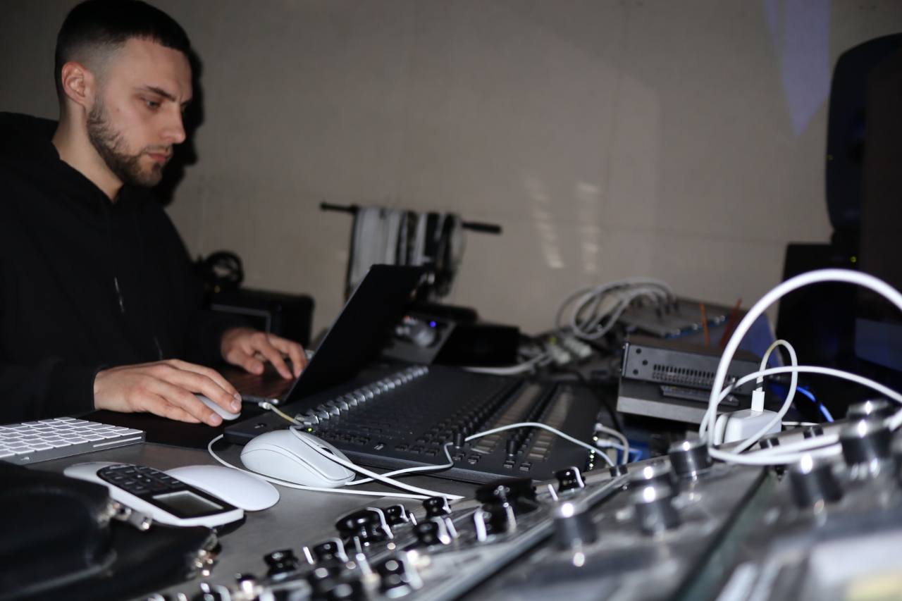 Working at the desk over the mixing surface